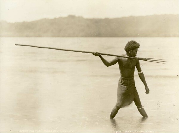 "Mann mit Fischspeer; Roas-Bay, Malaita"