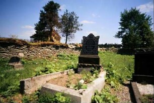 Friedhof, Teil der Friedhofsmauer, Gräber