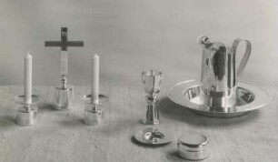 Abendmahlsgerät mit Leuchter und Kreuz von Wolfgang Tümpel