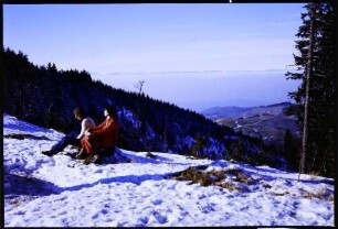 Schauinsland: Vogesenblick vom Schauinsland, Vordergrund zwei Mädchen sitzend