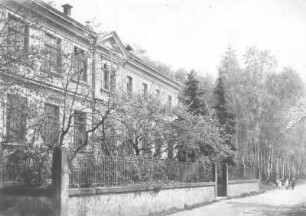 Graupa (Pirna-Graupa). Schule. Straßenansicht mit Einfriedung