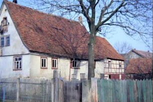 Wohnhaus und Zaun