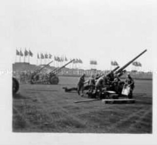 Raumbildband. Reichsparteitag der Arbeit. 100 Bilder. Beim Appell der Wehrmacht. Ein Artillerieregiment beim Exerzieren.