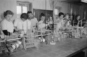 VEB Chemiekombinat Bitterfeld. Im Labor