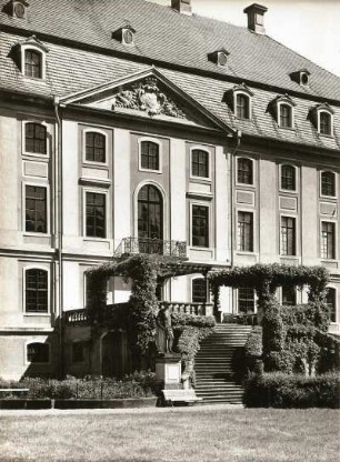 Pförten (heute Brody / Polen). Schloss ( Ausbau 1740-1763; J. C. Knöffel). Mittelteil der Parkfassade