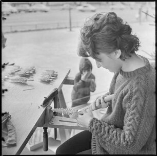 Junge Frau schnitzt Spanbäume im Kunstgewerbegeschäft 'Kunst im Heim', , Dezember 1965. SW-Foto © Kurt Schwarz.
