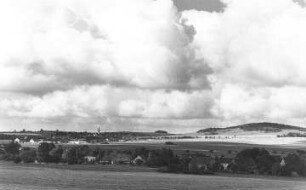 Markersdorf-Friedersdorf. Blick vom ehem. Holländermühlenstandort im Niederdorf auf das Dorf und den Friedersdorfer Berg