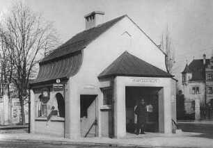 Bedürfnisanstalt und Wartehalle
