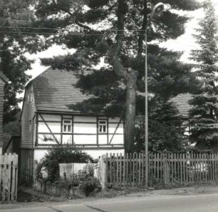 Niederwiesa, Dresdner Straße 45. Wohnhaus (um 1800). Straßenansicht der Traufseite