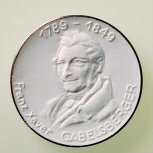 Meisterschaftsmedaille 38. Intersteno-Kongress in Dresden 1989 : Medaillensammlung Stenografische Sammlung. Meisterschaftsmedaille 38. Intersteno-Kongress in Dresden 1989. Porzellan; Durchmesser 50 mm, Gewicht 20 g (1989; Porzellanmanufaktur Meißen). Dresden: SLUB R c 0326