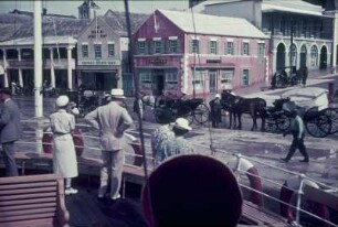 Reisefotos Bermuda. Hamilton, Reisende an Deck eines Passagierschiffes. Blick zum Kai mit "The Bermuda sport shop" und "John A. P. Pitt & Co."