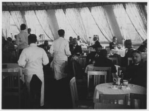 Szene aus den Dokumentarfilm "Das erste Kugelhaus der Welt": Restaurant
