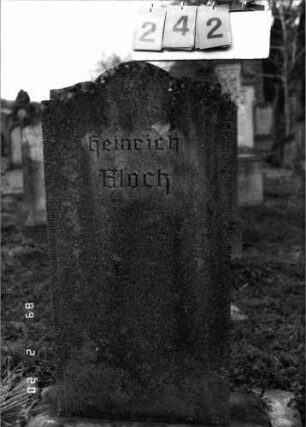 Grabstein 242 (Index: 99798703) Material: Kunststein Zustand: leicht verwittert Maße HxBxT: 110x49x15 cm Beschreibung: Stele mit mehrfach eingezogenem Bogenabschluß: Grabstein 242
