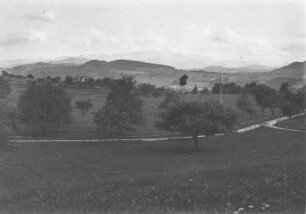 Gebirgslandschaft : Wiese und Gebirgslandschaft.