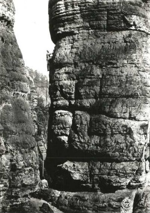 Sächsische Schweiz, Schrammsteine. Jungfer. Seilschaft Ehrhardt Renger im unteren Quergang des Nordwestweges (VIIc, 2. Begehung)