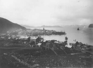Hammerfest. Stadtteilansicht mit Kirche. Blick zum Hafen mit Hochseepassagierdampfer "Victoria Luise"