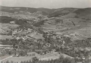 Thüringer Wald. Gebirgskamm des Thüringer Waldes vom Domberg bei Suhl gesehen (Panorama-Aufn. rechts, vgl. 120526)
