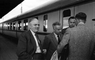 Schondorf: Prof. Frohne mit Journalisten auf Bahnsteig