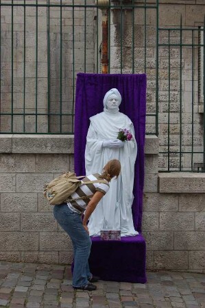 Straßenpantomime und Touristin, Montmartre