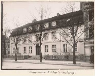 Wohnhaus Oranienstraße 5, Berlin-Charlottenburg: Ansicht (aus: Julius Kohte, Alt-Berlin, Bauwerke in Berlin und Charlottenburg, aufgenommen 1907-1914)