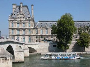 Seitenflügel des Louvre-Museums mit seine-Ausflugsschiff