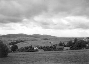 Lausitzer Bergland. Großpostwitz-Cosul und mittleres Spreetal mit Großpostwitz. Blick nach Westen gegen Mönchswalder Berg (449 m) und Kleinen Picho (456 m)