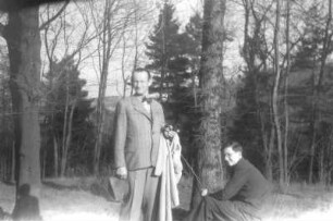 Ernst Otto Gerhardt mit seinem Sohn Ramon-Joachim bei einem Waldspaziergang