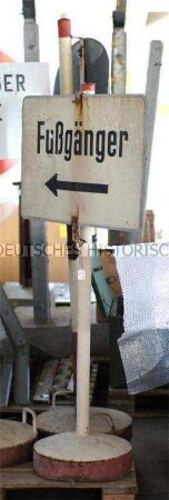 Schild einer Grenzübergangsstelle, betreffend Fußgänger