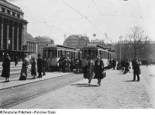 Leipzig, Straßenbahnhaltestellen vor dem Hauptbahnhof