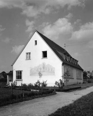 Auhausen (Kreis Donau-Ries). Reformbau. Ansicht mit Wandbild "Erzieher und spielende Kinder"