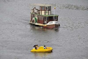 Boote auf der Moldau in Prag : Ein gelbes Tretboot und ein kleines Ausflugsschiff begegnen sich auf der Moldau. Aufgenommen am 31. Juli 2009 in Prag