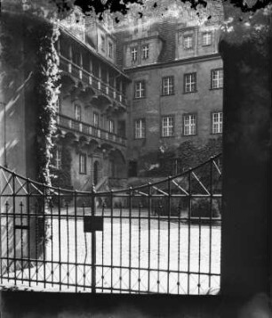 Oels, Schloss : Oels. Schloss Oels. Innenhof des Schlosses, Teilansicht