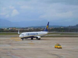 Airport Girona - Ryanair-Flugzeug : Gelandete Ryanair-Boeing 737. Aufgenommen am 18. April 2012 auf dem Gelände des Airports Girona Costa Brava