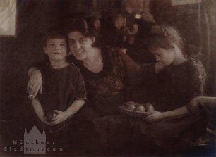 Mutter mit ihren zwei Kindern