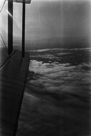 Wolken über Sambia : Aus dem Flugzeug betrachtet: Wolken über den Trockenwäldern von Sambia.