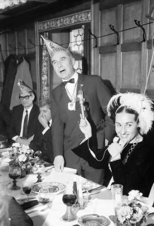 Freiburg, Zähringen: Fasnet "Gravesuppe" in der Zähringer Burg; Büttenrede: Regierungspräsident Dr. Person