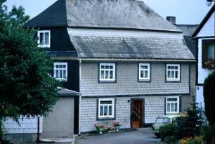 Haus mit abgesetztem Walmdach, Asbestverschieferung