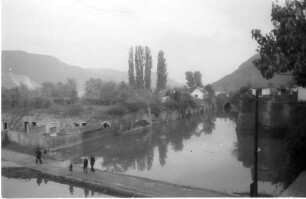 keine Beschreibung [Ada Kaleh [Insel]: Festungsgraben, von oben, Hintergrund vier Pappeln]