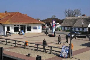 Schaprode - Hafen und Liegeplatz : Blick auf das Dorf Schaprode auf der Insel Rügen vom Bodden aus, aufgenommen am 19. April 2011