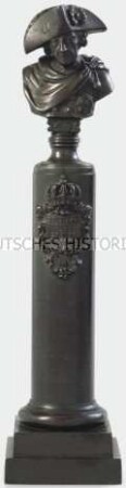 Miniaturbüste König Friedrichs II. von Preußen auf hoher Säule