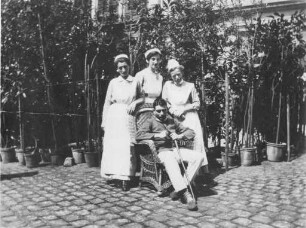 Erster Weltkrieg - Im Lazarett. Schwestern und Patient