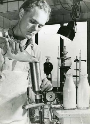 Hamburg. Molkereibetrieb "Alstermilch". Im Labor werden der Fettgehalt und die Reinheit der Milch sorgfältig überprüft