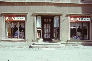 Anklam. Schaufenster und Eingang zu einem "A & V" Laden für An- und Verkauf gebrauchter Industriewaren