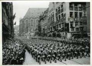 Marschkolonnen der SA in Nürnberg während des Reichsparteitages