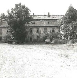 Auerbach-Sorga. Ehem. Gut (18. Jh.). Herrenhaus. Hoffront