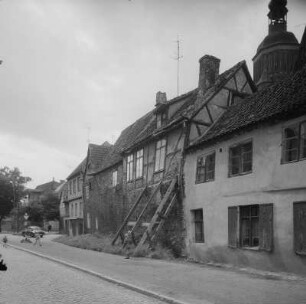 Stralsund. Straße mit Fachwerkhäusern und Turm der Marienkirche