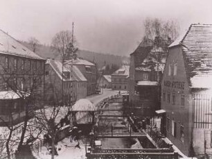 Straßenansicht mit Marienapotheke
