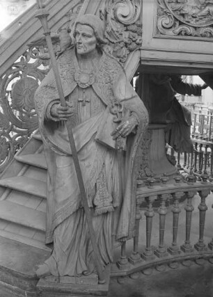 Statue am Treppenaufgang: Papst Petrus Coelestinus V. (?)