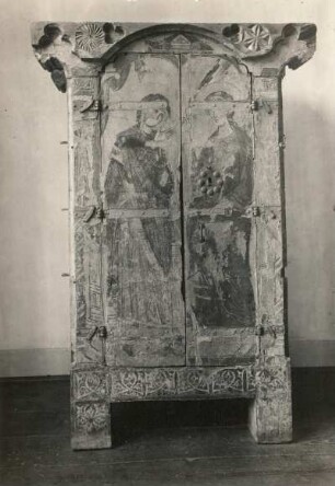 Schrank (um 1200; Höhe 2 m, Breite 1,05 m, Tiefe 0,68 m) mit bemalten Türflügeln (Halberstadt, Dom und Domschatz Halberstadt)