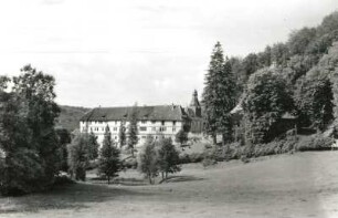 Rodeberg, Kloster Zella : Rodeberg. Kloster Zella (ehemaliges Benediktiner-Nonnen-Kloster, 12. Jahrhundert), heute evangelisches Alten- und Pflegeheim. Gesamtanlage in der Landschaft von Ostnordosten